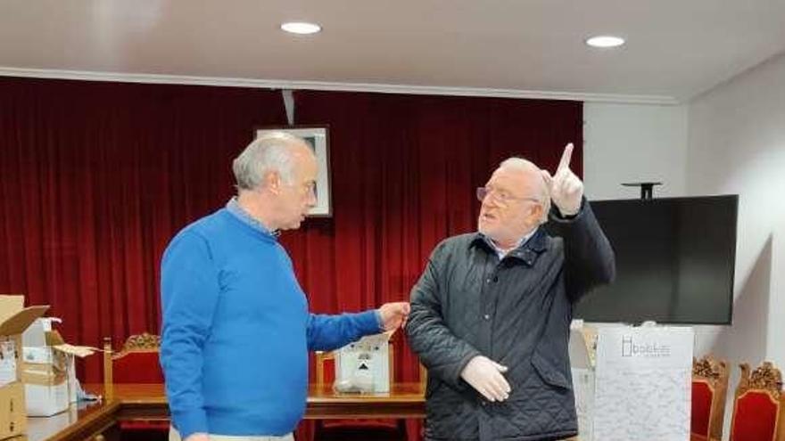 Un momento del acto de entrega en el salón de plenos. // Faro