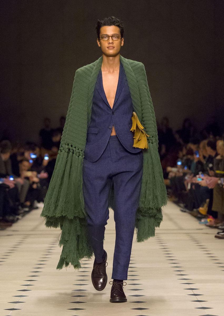 Burberry Prorsum Menswear Otoño/Invierno 2015-16, capa verde