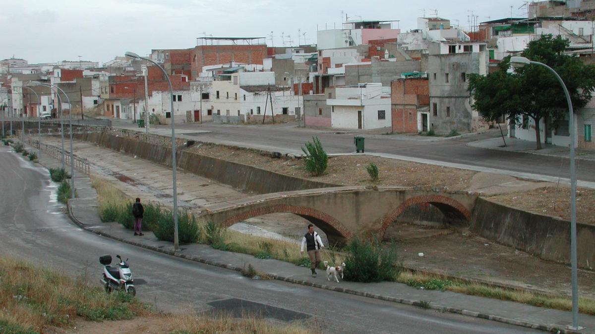 Puente de las Brujas del Cerro de Reyes, que fue derribado por las obras en los cauces para evitar que se repitieran riadas como la del 97.