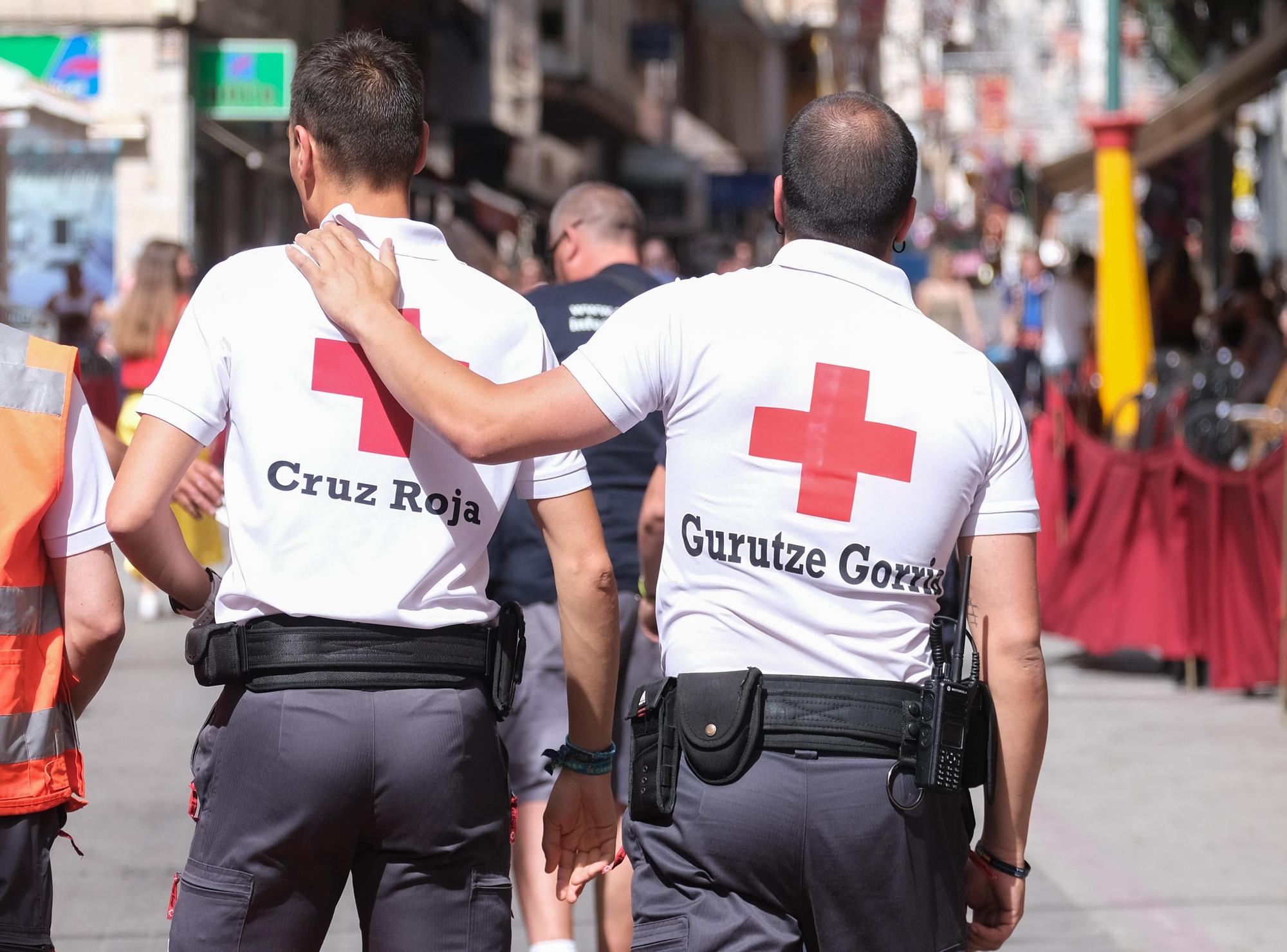 Gonzalo Borao con otro compañero camino de un preventivo en las fiestas de Elda.