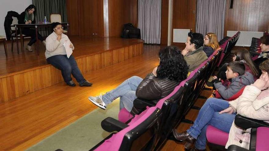 Asistentes a la asamblea de padres, en la Casa da Cultura de Silleda. // Bernabé/Javier Lalín