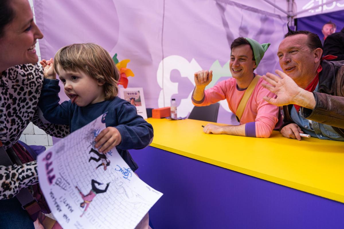 Titó i John C firman libros y láminas a los más pequeños.