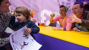 Titó i John C firman libros y láminas a los más pequeños. 