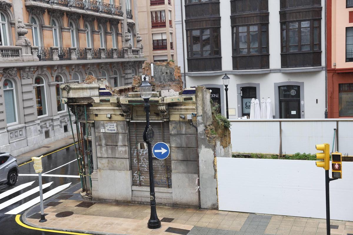 Vista de parte de la fachada en la calle Los Moros, del edificio de Manuel del Busto.