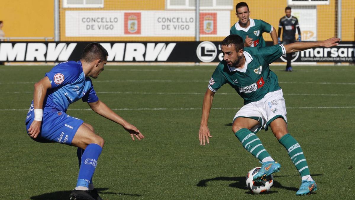 Chiqui, del Coruxo, encara a un jugador del Laredo en el último partido en O Vao. // ALBA VILLAR