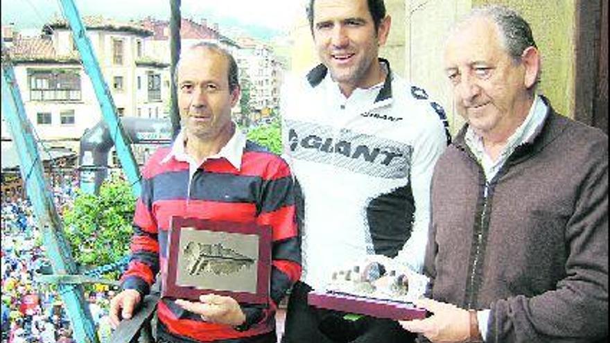 Por la izquierda, Ángel Pruneda, presidente del club Navastur, Abraham Olano, y Ángel García, alcalde de Cangas de Onís.