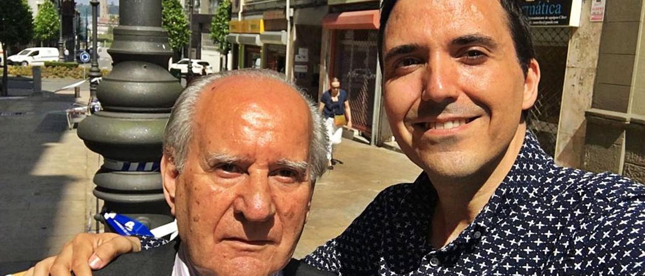 Roberto Álvarez con el maestro Gonzalo Casielles, en la calle Pablo Iglesias de Avilés.