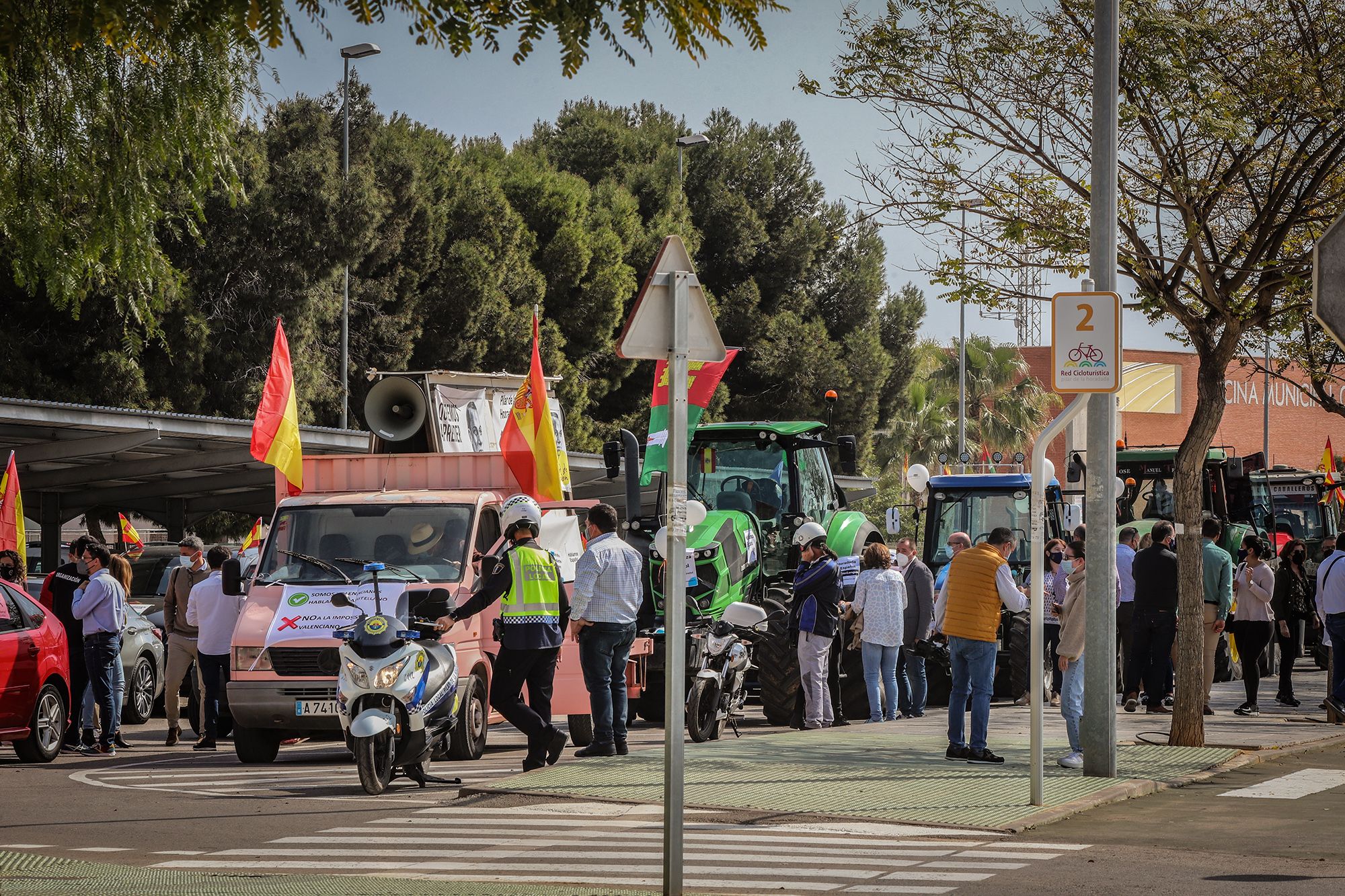 Una caravana con cientos de vehículos clama en Pilar de la Horadada contra la "imposición" del valenciano