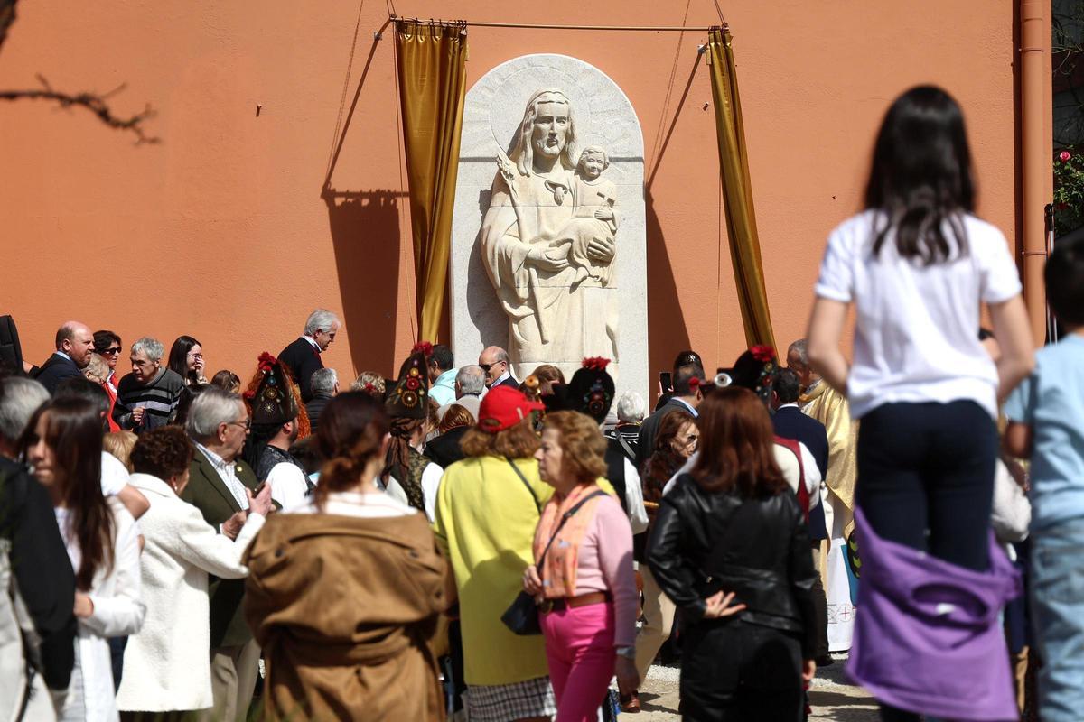 Bendición de la nueva imagen de San José en la iglesia de Campolongo.