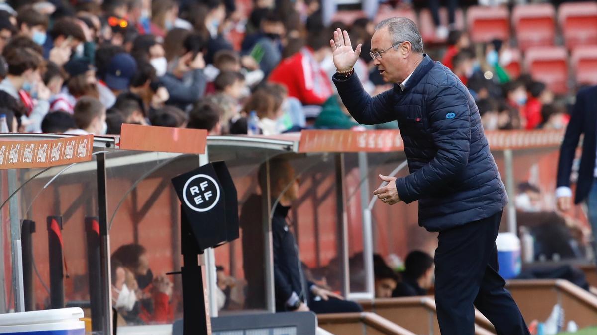 JIM gesticula durante el partido en El Molinón.