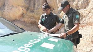 Dos agentes rurales en el Parc natural de la Serra del Montsant.