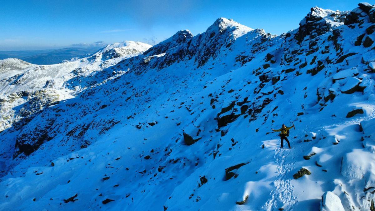 El grupo de montaña ‘toca’ el cielo con Robe en la puesta de su belén