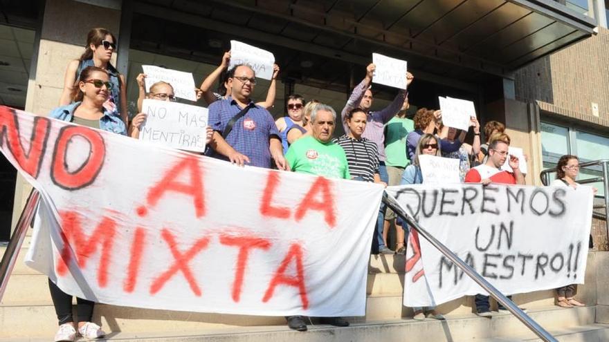 Protesta por el aula mixta en el colegio de Purias