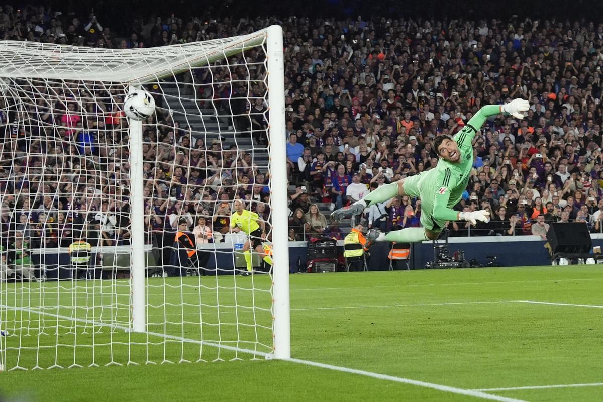 Thibaut Courtois ve colarse en su red el balón de la falta lanzada por Rashford.