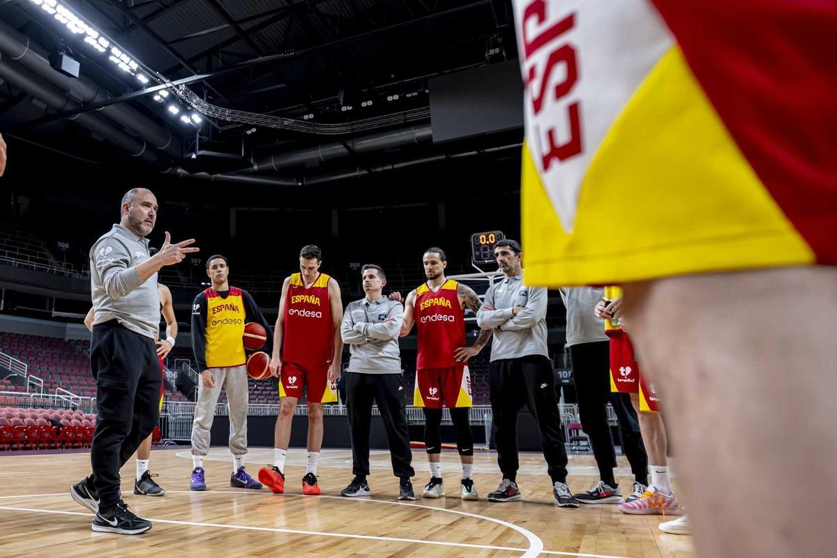 El seleccionador, dando instrucciones a sus jugadores en el entrenamiento en Riga
