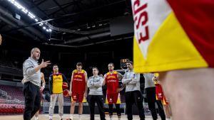 El seleccionador, dando instrucciones a sus jugadores en el entrenamiento en Riga