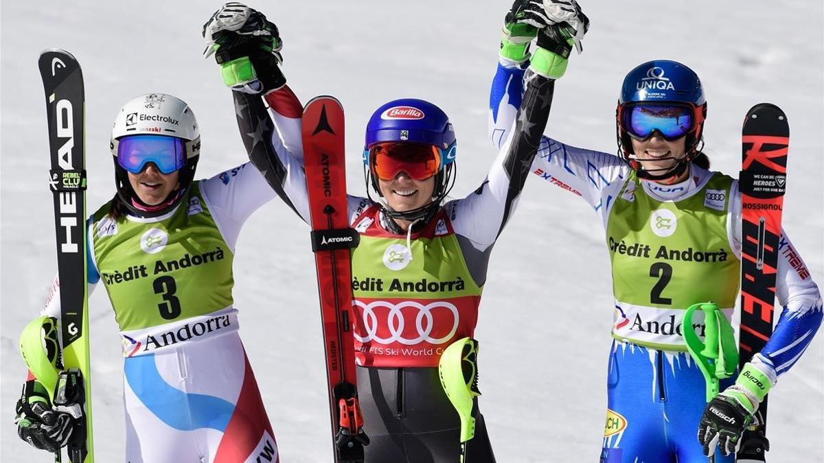 Holdener (izquierda) y Vlhova escoltan a Shiffrin tras el eslalon de este sábado en Soldeu.