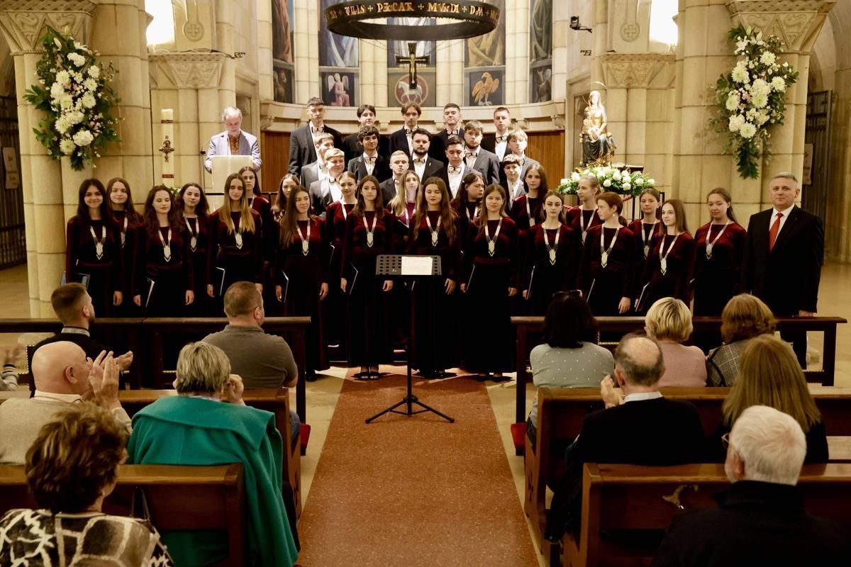 El concierto del coro ucraniano "Canticum" en Gijón, en imágenes