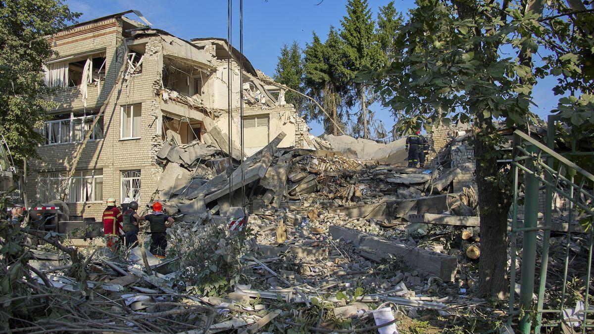Los equipos de rescaten buscan entre los escombros de una escuela tras un ataque aéreo ruso en la localidad de Járkov, el pasado 7 de julio.