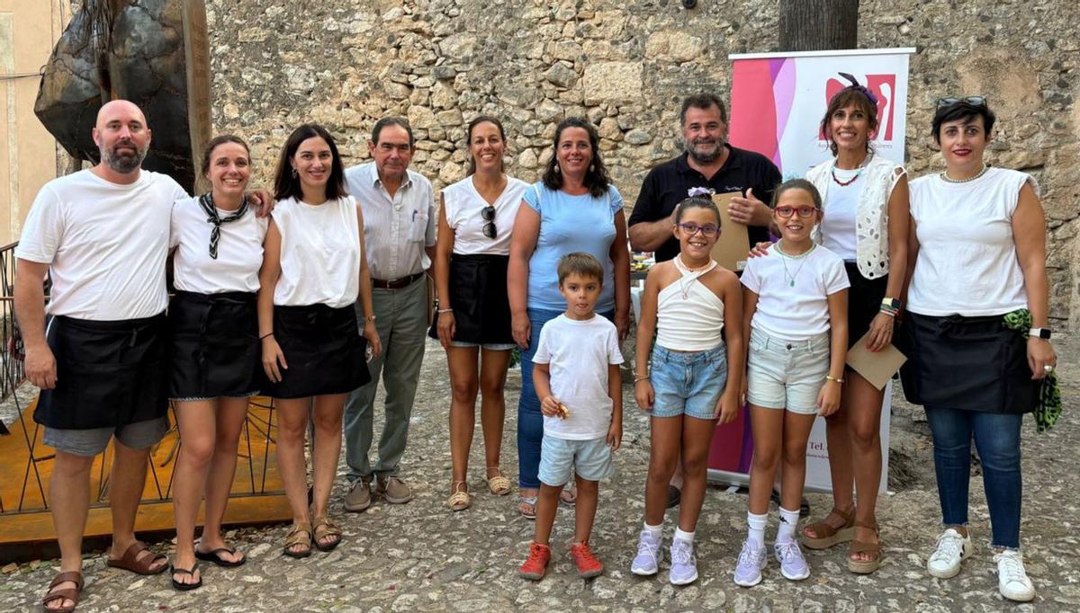 Los ganadores del certamen por su helado ‘Llenderada fresca’. | BIEL GOMILA