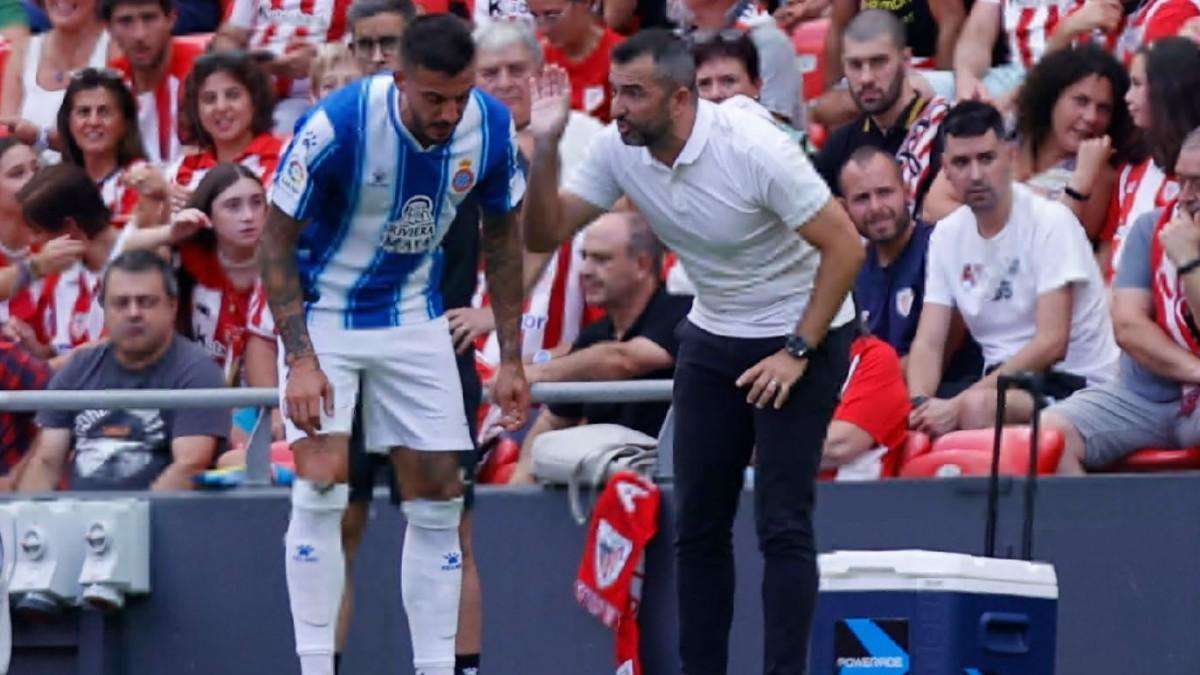 Diego Martínez junto a Joselu en San Mamés