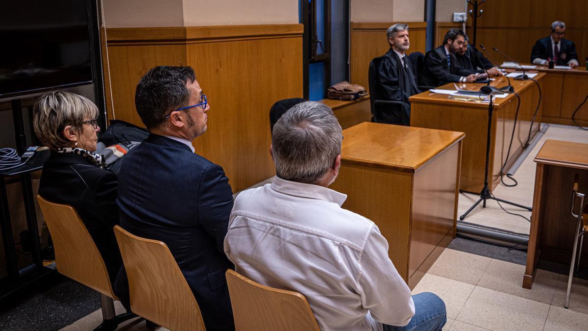 Los dos exregidores de Pineda de Mar y el exjefe de la policía municipal (derecha) durante el juicio.