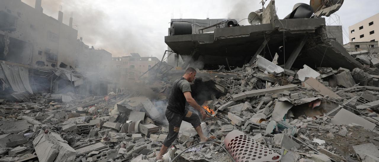 Un hombre observa los daños de un bombardeo de Israel sobre Ciudad de Gaza.