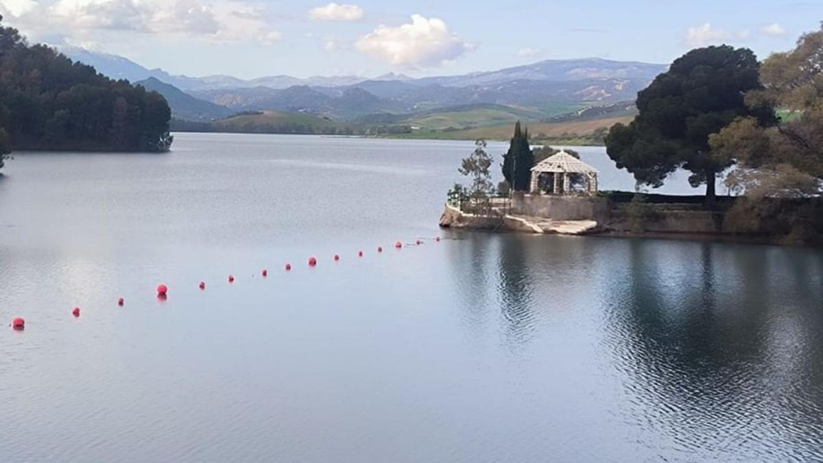 Vista panorámica de uno de los tres grandes embalses sobre el río Guadalhorce.