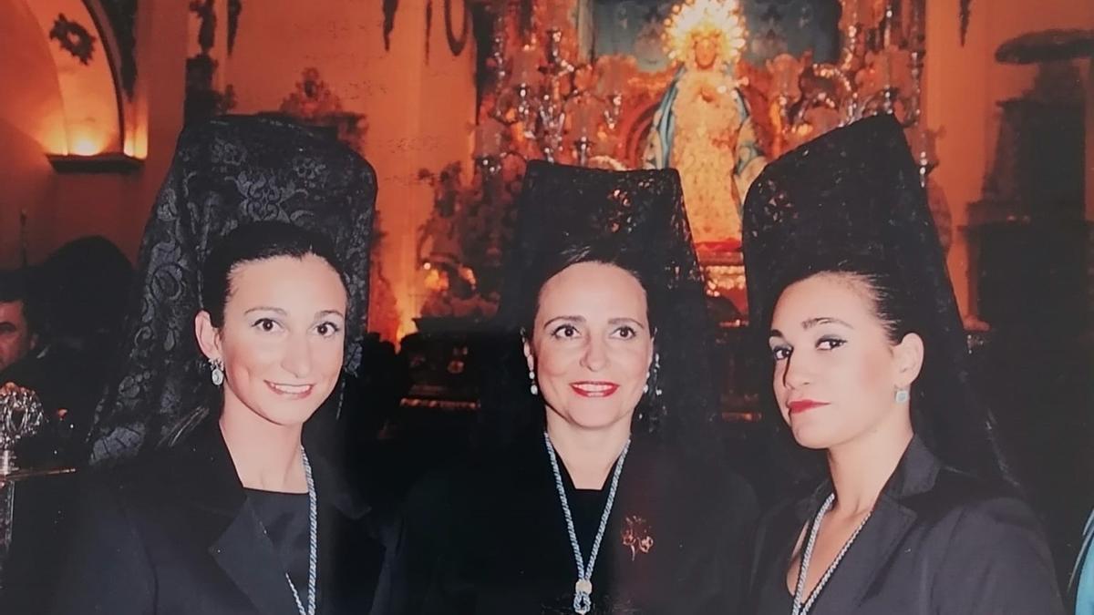 María Isabel Pérez Navarro, centro, con sus hijas Marisa y Elena García Pérez, ante el trono de la Dolorosa, instantes antes de procesionar junto a Ella vestidas con la clásica mantilla española.