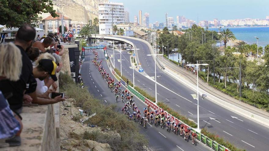 La Vuelta Ciclista a España llega a Alicante: Urbanova, aislada y cortes de tráfico en todo el frente litoral el próximo martes