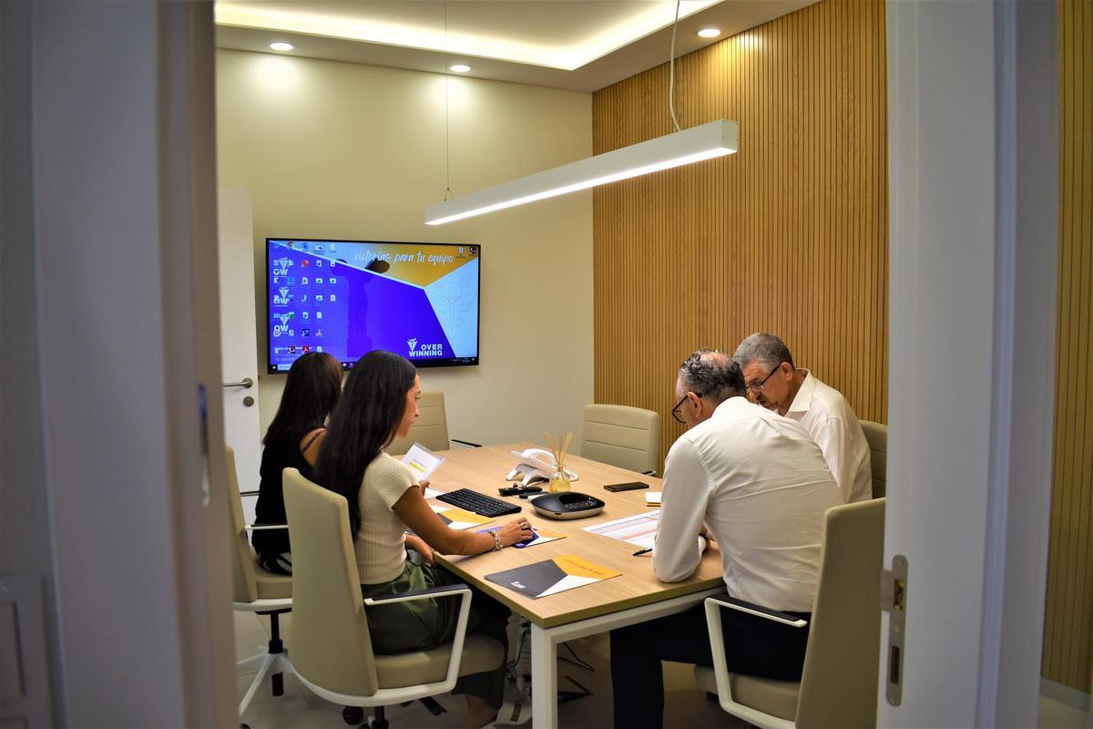 Parte del equipo de Overwinning, durante una reunión de trabajo.