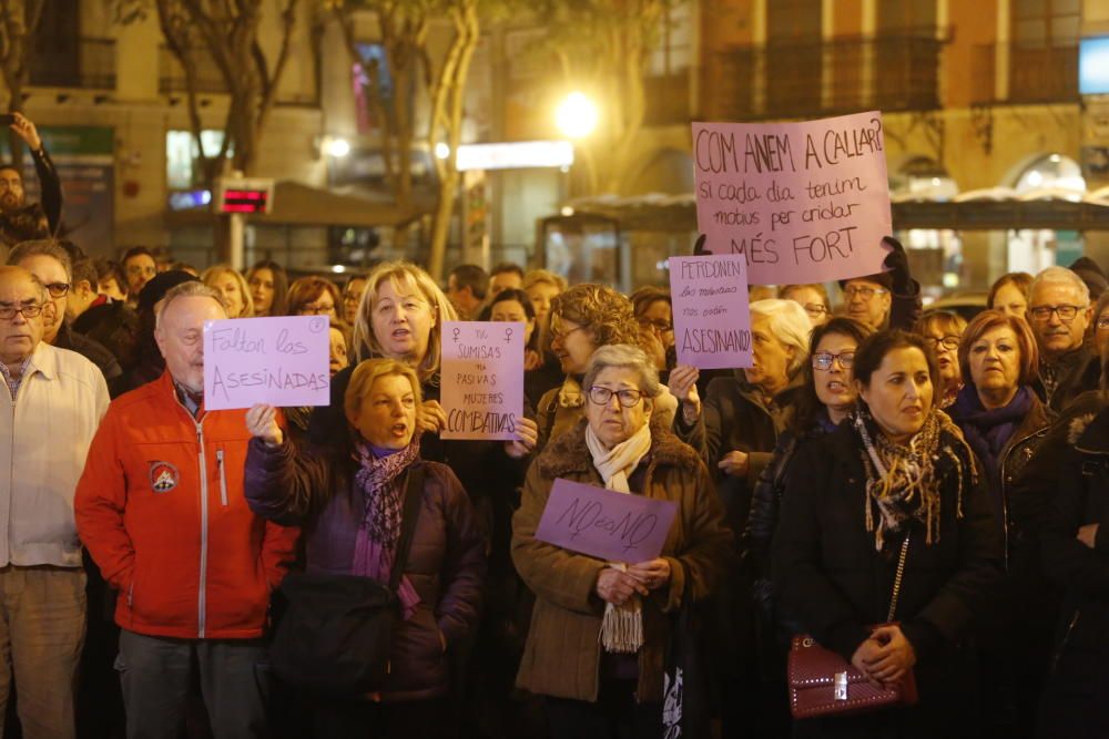 Más de 200 personas en la Plaça de Baix de Elche