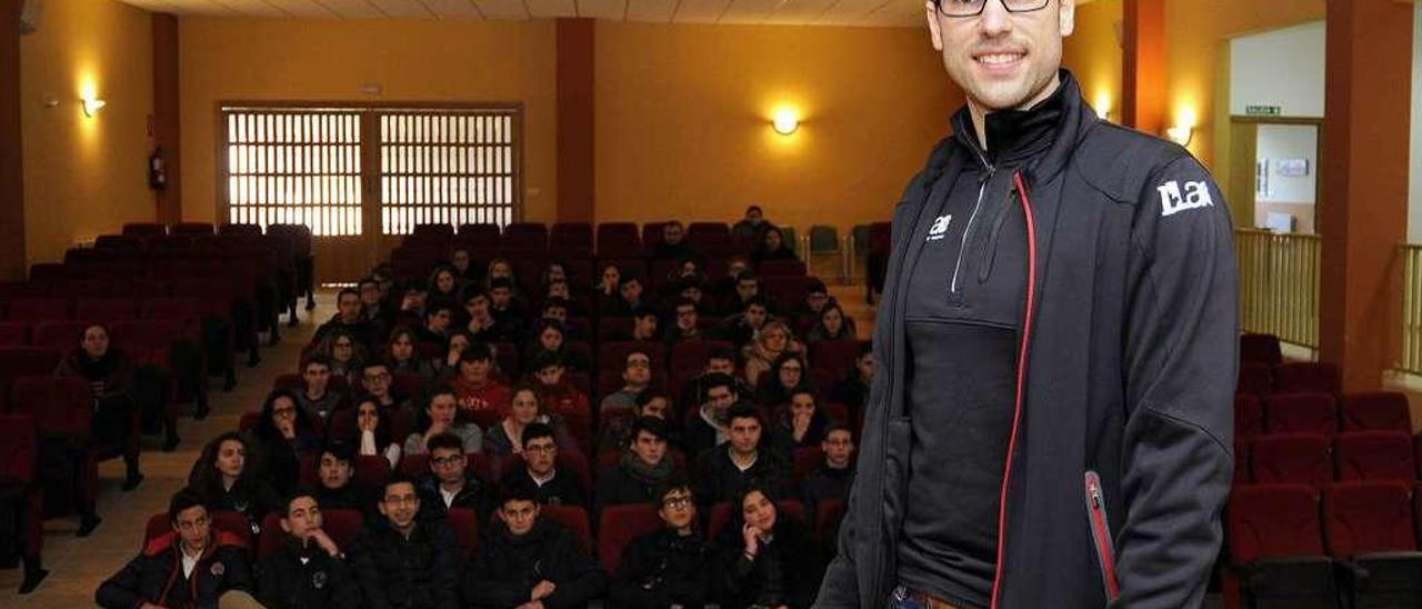 Santiago Uzal, ayer, durante su charla ofrecida a los alumnos del María Inmaculada. // Bernabé/Javier Lalín