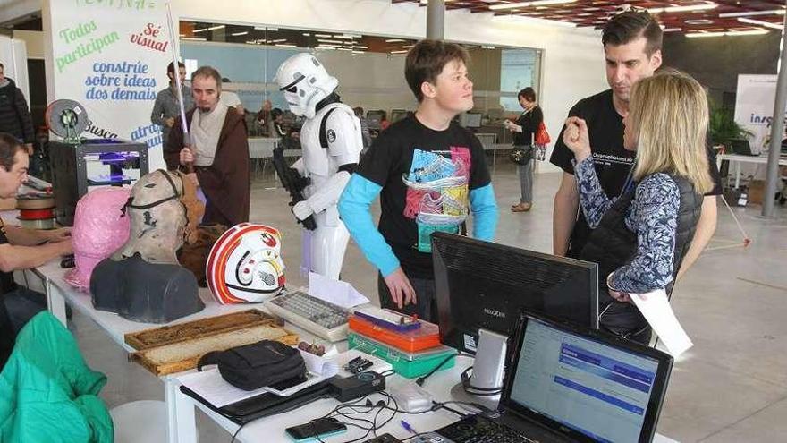 Uno de los talleres que se celebraron ayer en el &quot;Ourensemakerslab 2016&quot;. // Iñaki Osorio