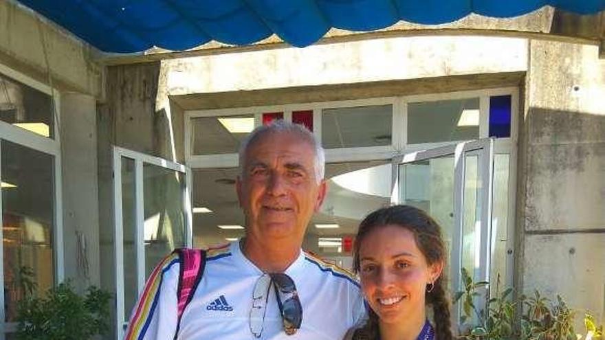 Paola García con el técnico Luciano Moldovan. // FDV