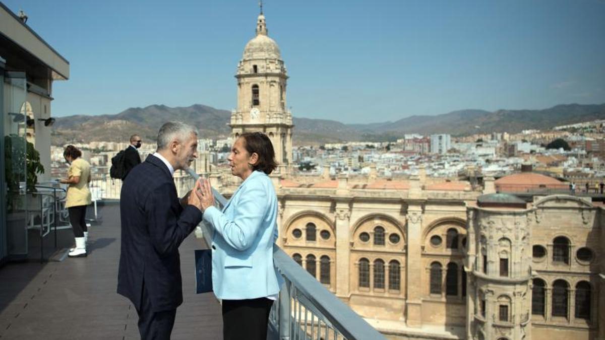 El ministro del Interior, Fernando Grande-Marlaska, charla con su homóloga italiana, Luciana Lamorgese, durante la cumbre MED5 de ministros del Interior, este 25 de septiembre de 2021 en Málaga.