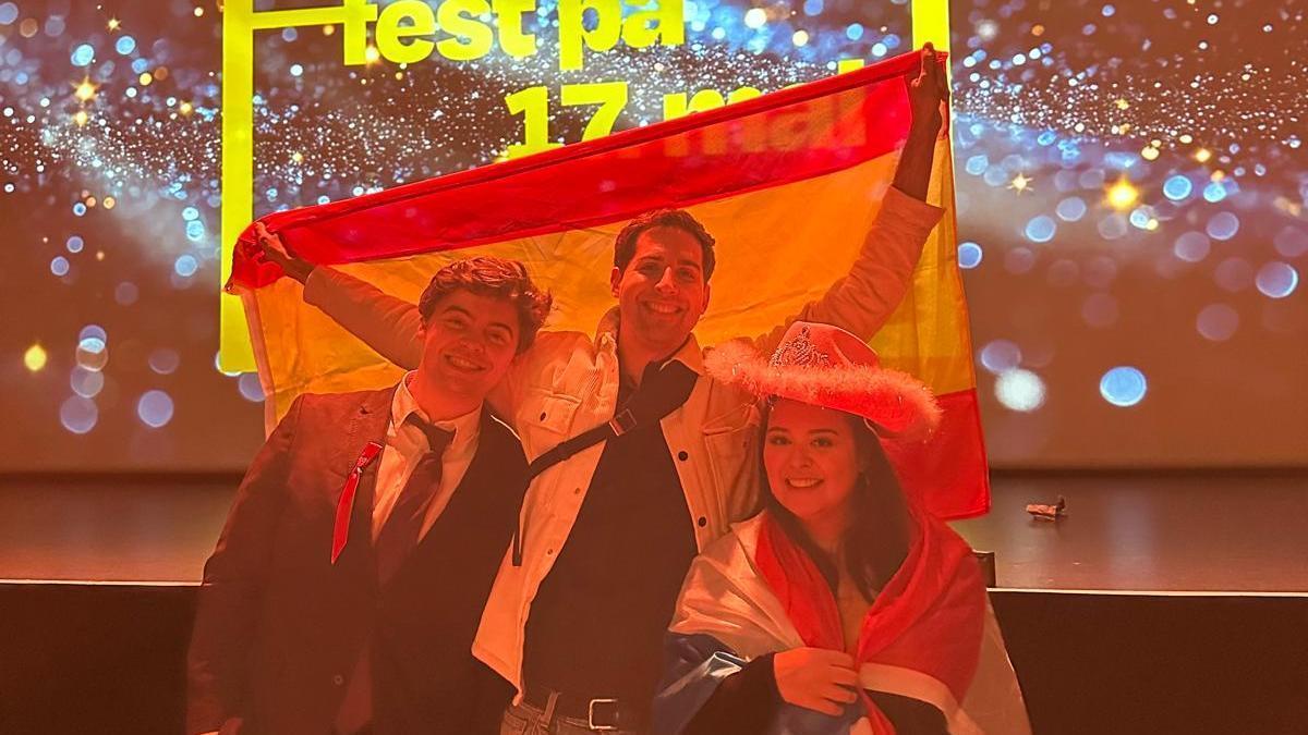 Guillem Vila, junto a dos amigos, durante la retransmisión de la final.
