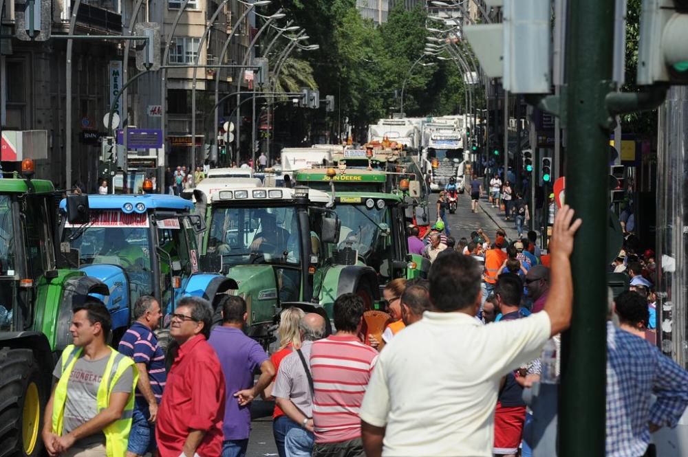 La Gran Vía de Murcia, paralizada por los agricultores