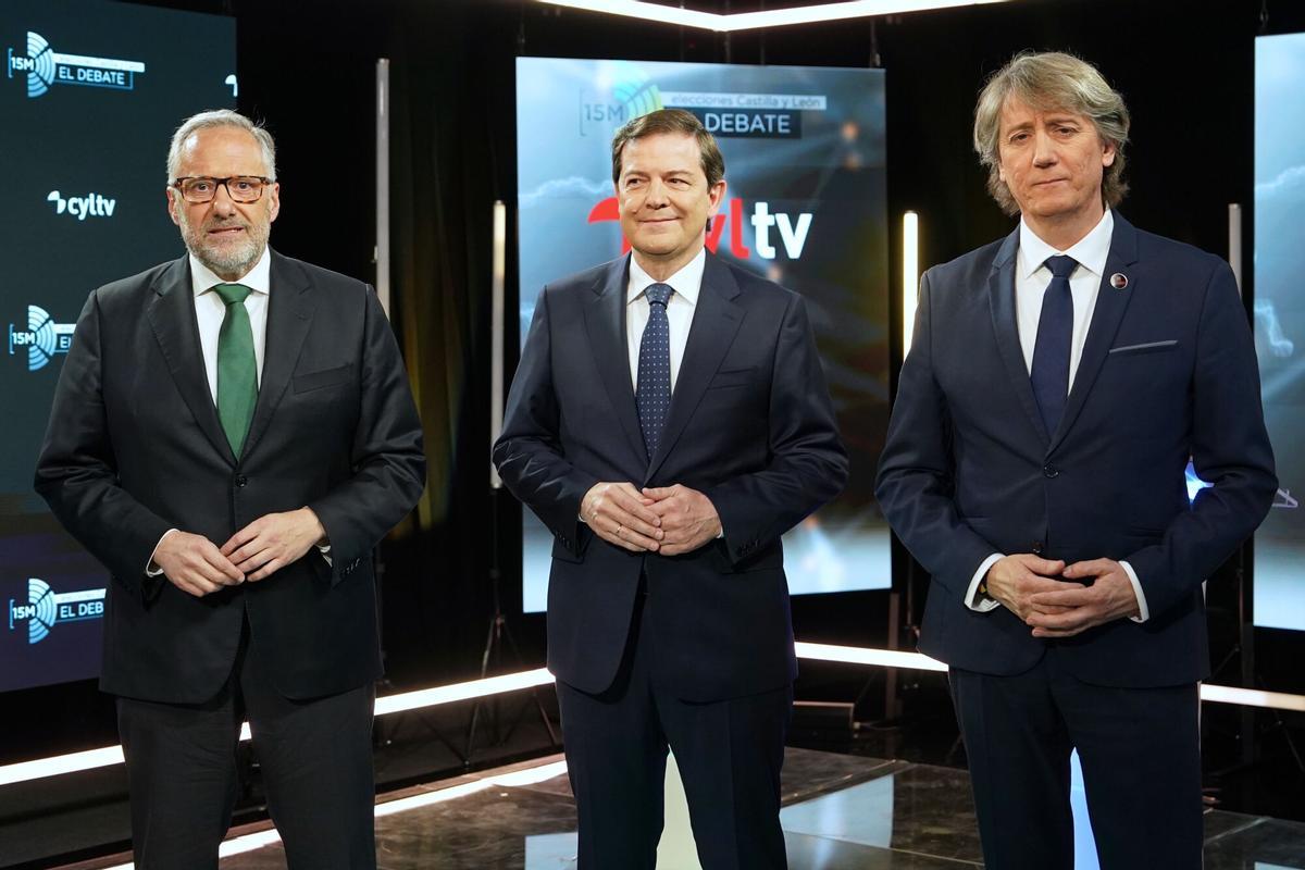 Los candidatos de VOX, PP y PSOE a la presidencia de la Junta de Castilla y León (i-d), Carlos Pollán, Alfonso Fernández Mañueco y Carlos Martínez, participan este martes en la televisión autonómica en el último debate antes de las elecciones del 15-M, en Valladolid. EFE/Nacho Gallego