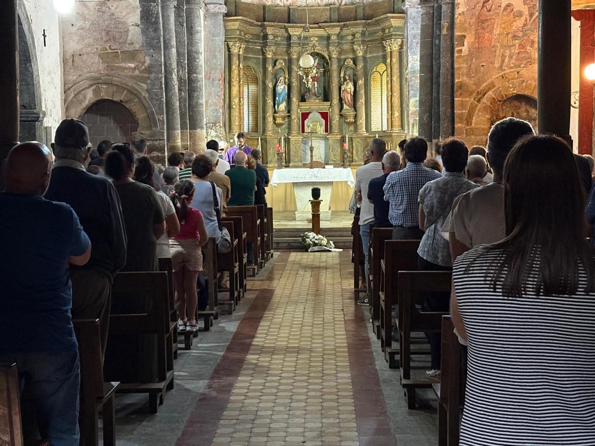 El interior de la iglesia de Bárcena durante el funeral de Vidalina Rodríguez.
