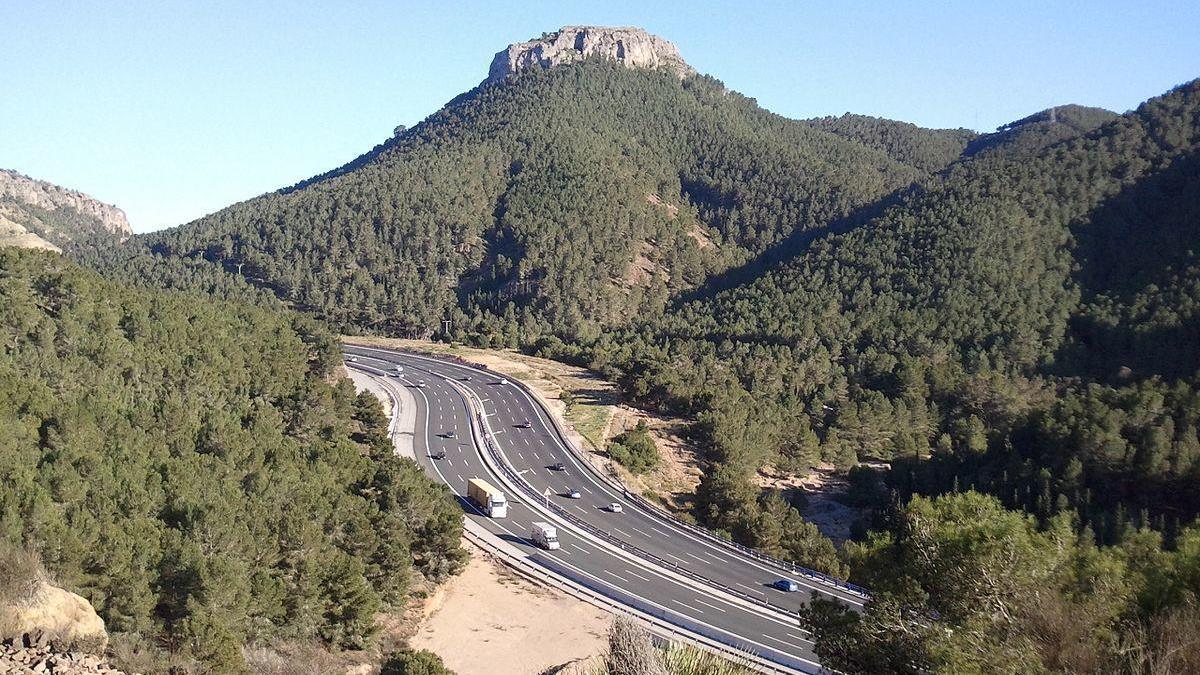 El pozo del Puerto de la Cadena por el que cayó un perro en enero sigue abierto