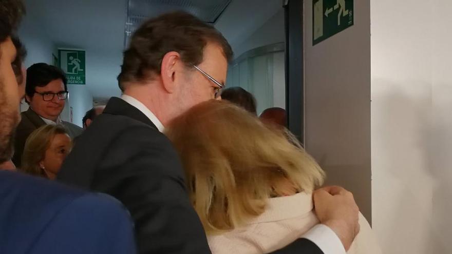 Mercedes Fernández se abraza a Mariano Rajoy