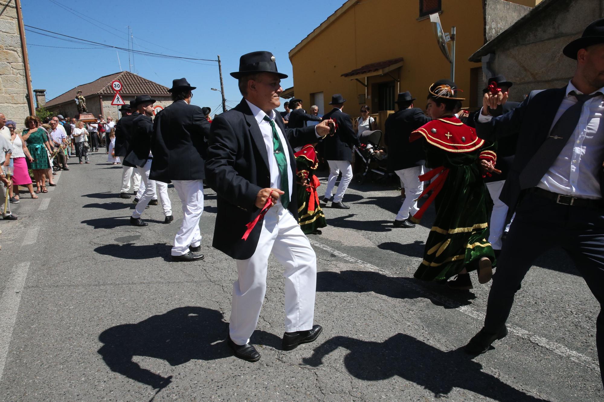 La procesión y la danza de San Roque de O Hío en imágenes (I)