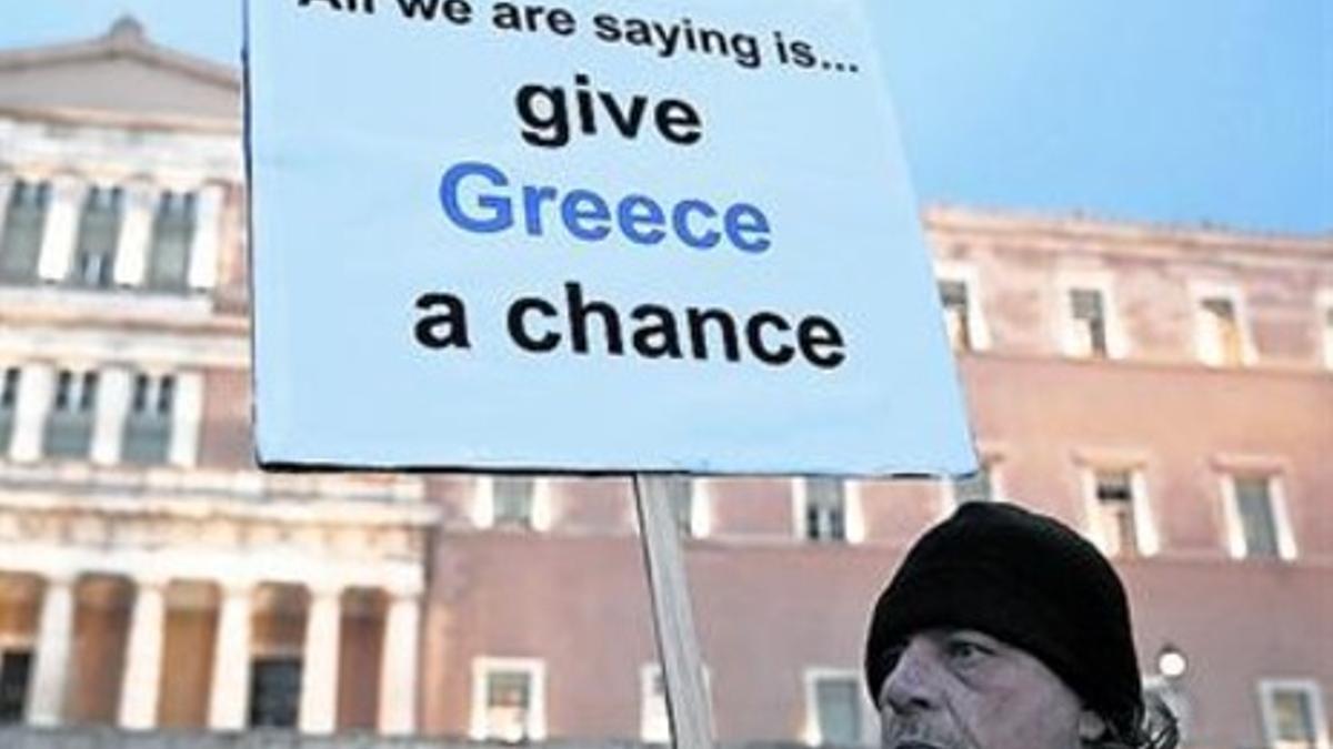 Un manifestante pide, ayer, en Atenas, una oportunidad para Grecia.