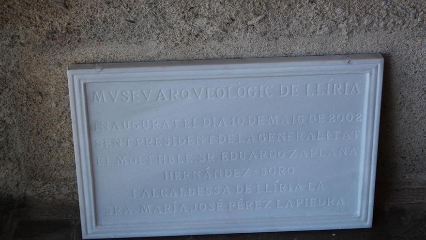 La placa a Eduardo Zaplana en el Museu Arqueològic de Llíria.