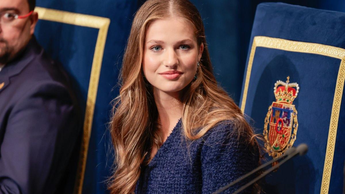 La princesa Leonor triunfa con un favorecedor y elegante dos piezas (guiño a Oviedo) en los Premios Princesa de Asturias