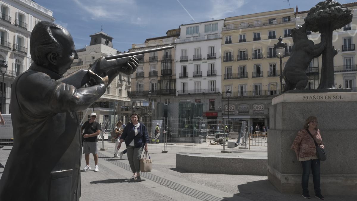 Intervención artística con una escultura del Rey Emérito apuntando a El Oso y el Madroño.