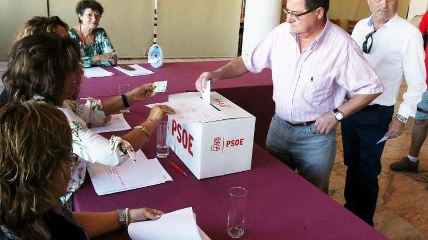 Militantes del PSdeG votan en Vigo durante las primarias para elegir secretario xeral. // Marta G. Brea