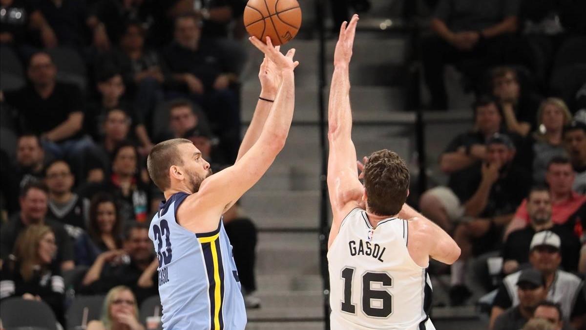 Marc Gasol lanza por encima de su hermano Pau en el partido que les enfrentó esta semana