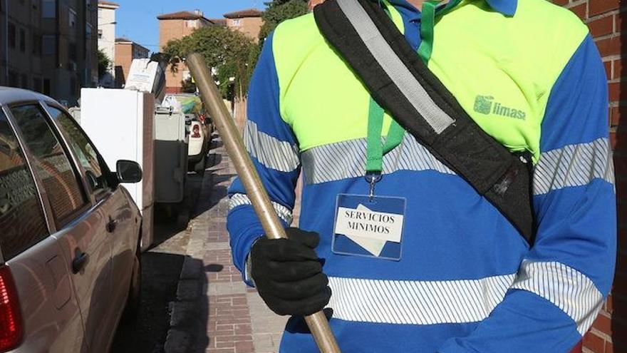 Un trabajador de Limasa, ayer en la Palmilla.